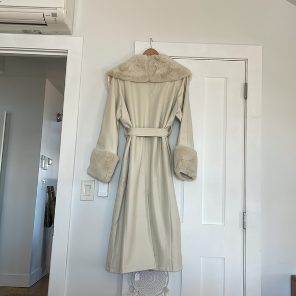 MESHKI Rebekah Oversized Pu Trench Coat with Fur Trim - Picture 4 of 9